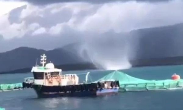İzmir'de hortum paniği kamerada!